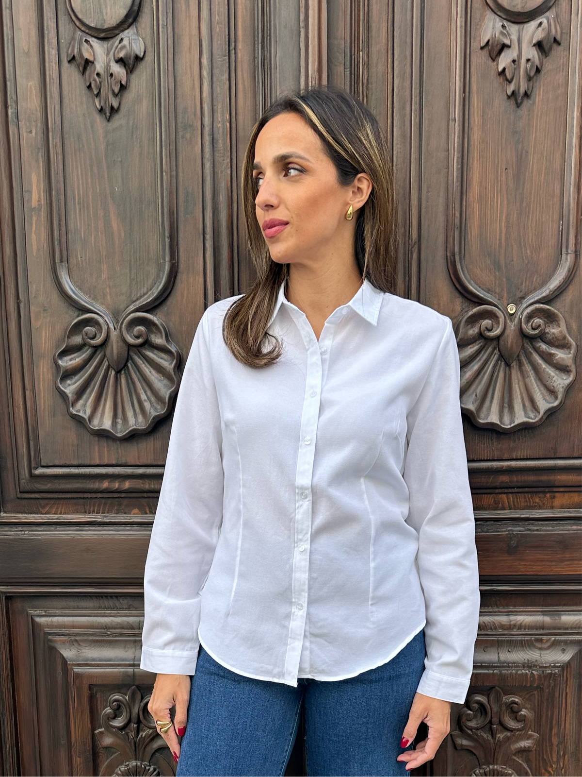 CAMISA BÁSICA ENTALLADA BLANCA